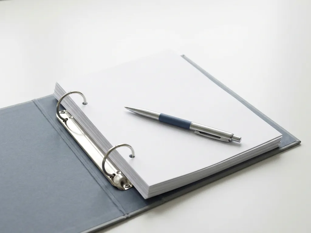 Open juridische ordner met uitgewaaierde documenten en een pen op een wit bureau, minimalistische stijl in grijs en marineblauw.